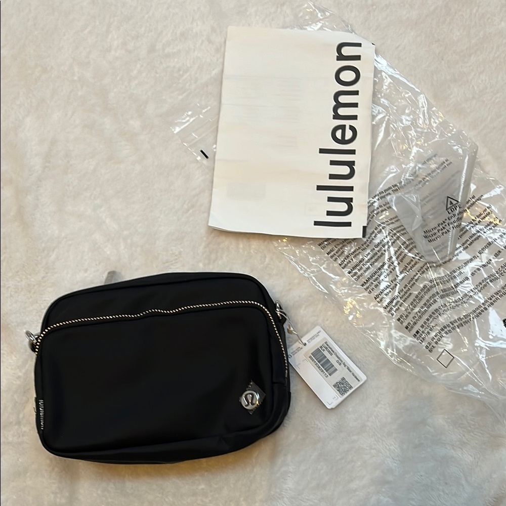 LULULEMON EVERYWHERE CROSSBODY BAG